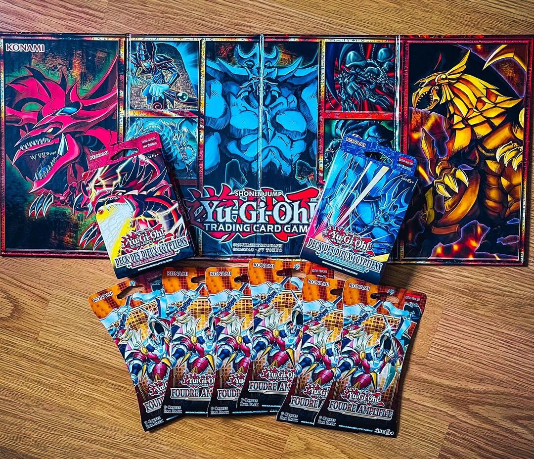 Plateau de jeu Yu-Gi-Oh avec plusieurs boosters